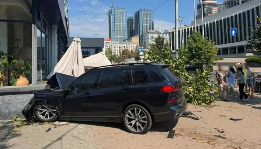 Хронологія ДТП на Великій Васильківській у Києві: BMW перекинулась на терасі