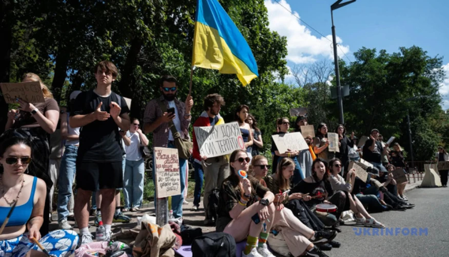 Активісти зустріли призначення Хмари вигуками «Ганьба» і закликали щодня збиратися о 19:00