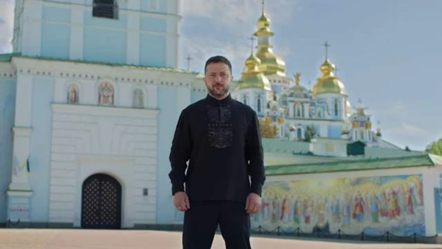 Зеленський привітав українців з 35-ю річницею Незалежності у чорній вишиванці