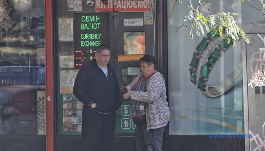 Гривня 2 жовтня: долар зріс до 44,83 грн, євро — у межах 50,69–50,70 грн